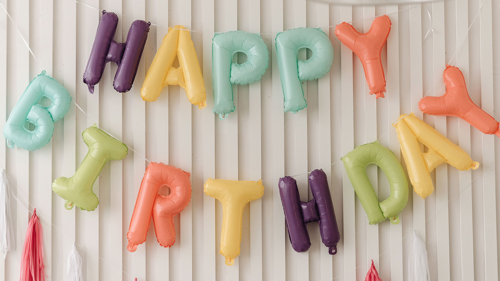 Entenda a diferença entre birthday, anniversary e outras expressões que podem te confundir